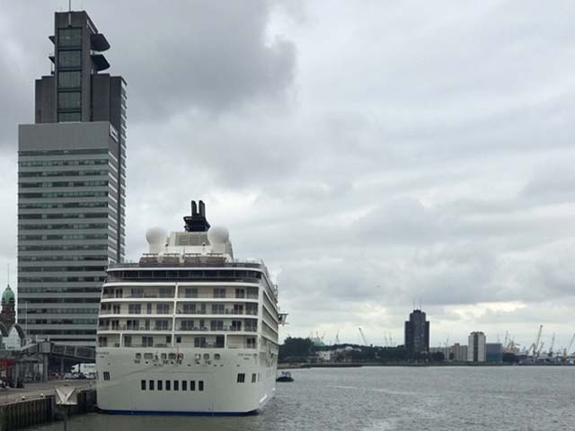  ms The World van ResidenSea aan de Cruise Terminal Rotterdam